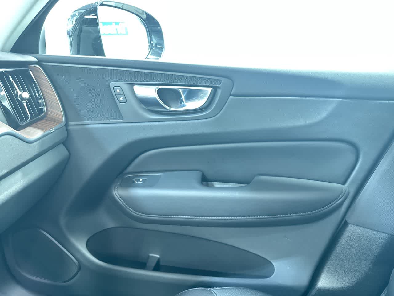 2023 Volvo XC60 Plus Dark Theme