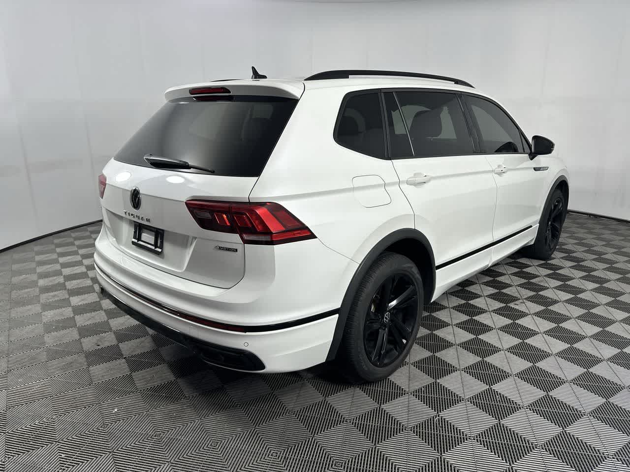 2023 Volkswagen Tiguan SE R-Line Black