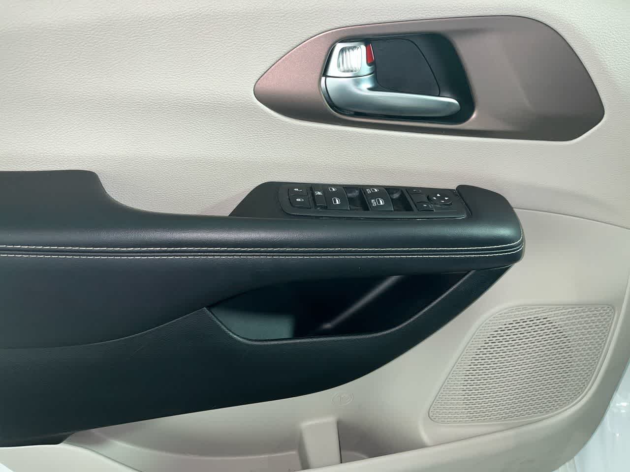 2024 Chrysler Voyager LX