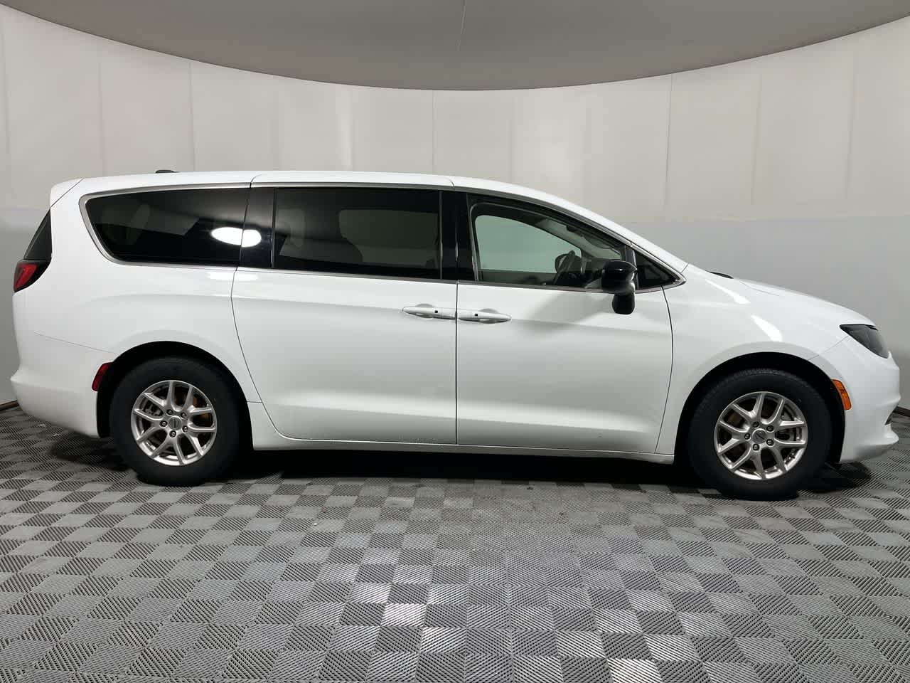 2024 Chrysler Voyager LX