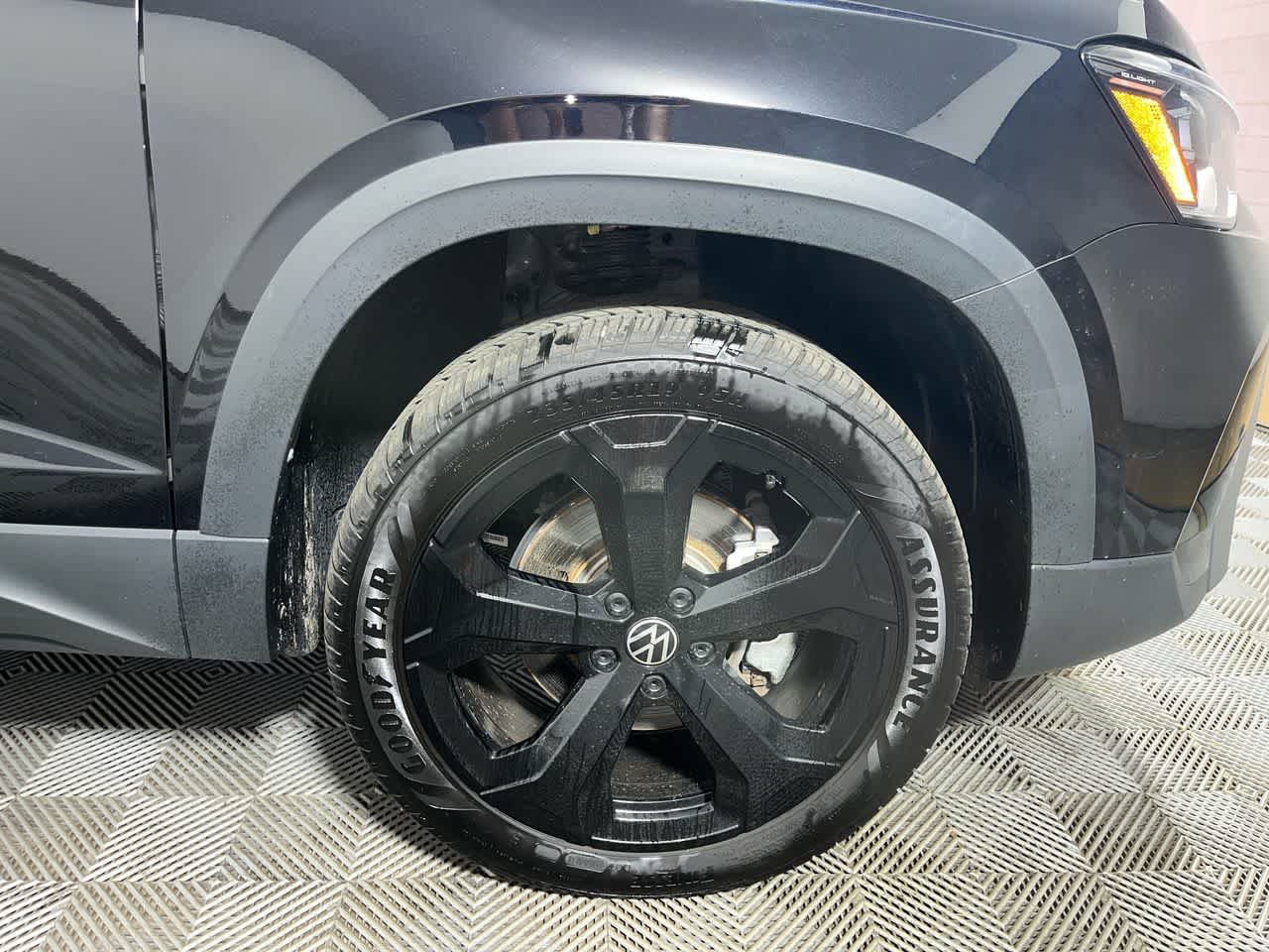 2025 Volkswagen Taos SE Black