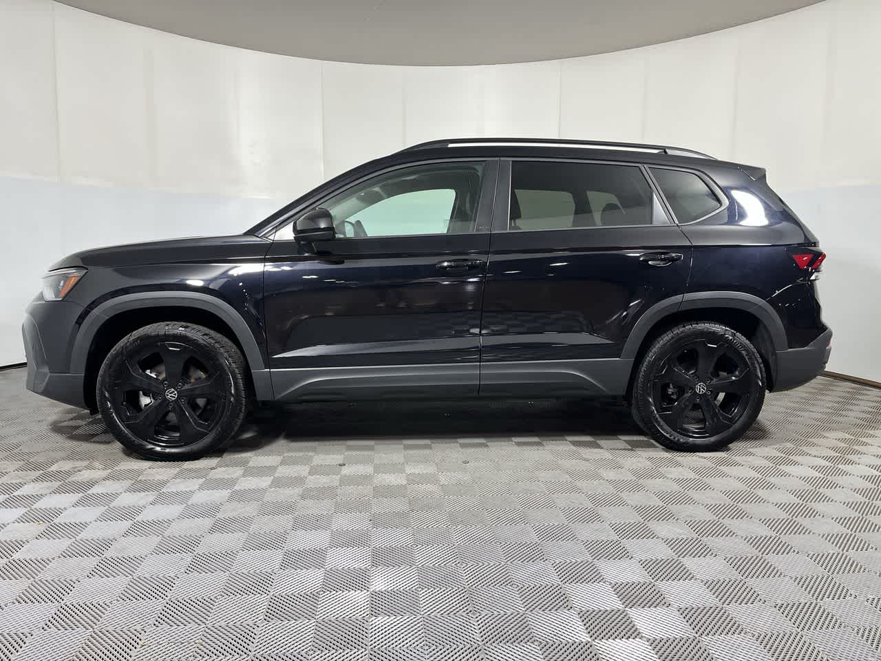 2025 Volkswagen Taos SE Black