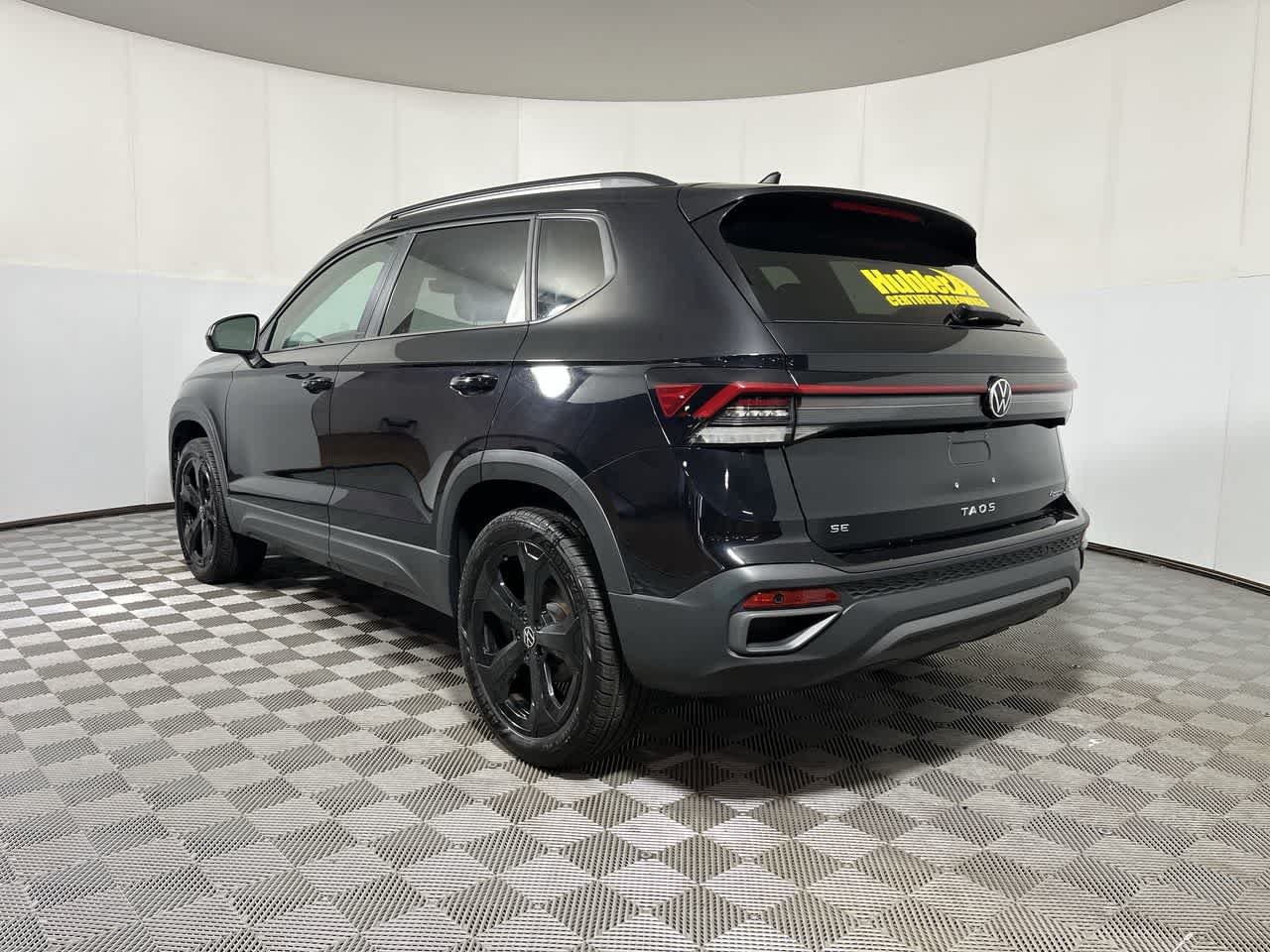 2025 Volkswagen Taos SE Black