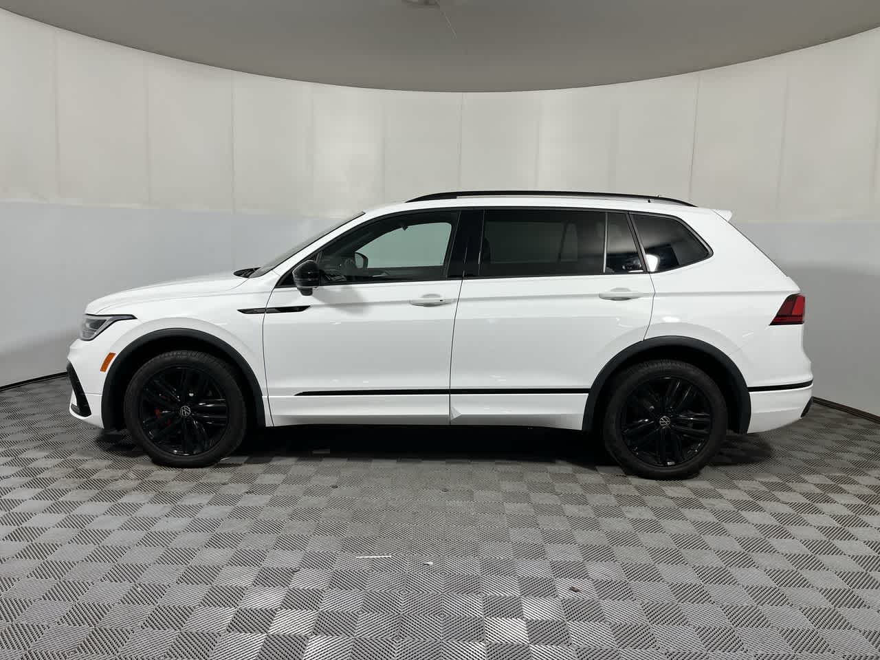 2022 Volkswagen Tiguan SE R-Line Black