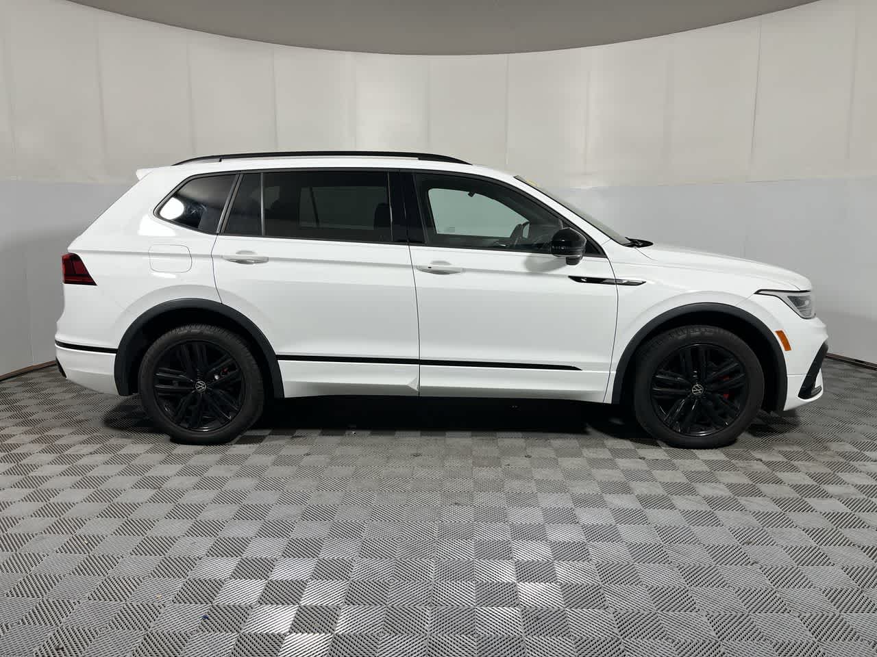 2022 Volkswagen Tiguan SE R-Line Black