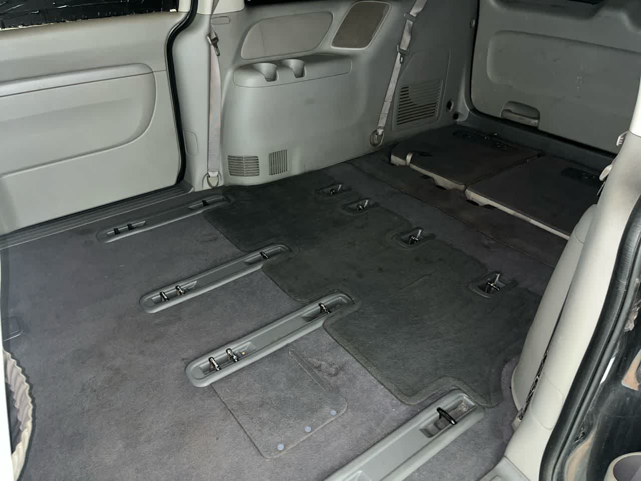 2009 Kia Sedona LX